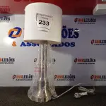 LOTE 233 - 01 ABAJUR COM CÚPULA BASE CROMADA (LAMP). (NO ESTADO EM QUE SE ENCONTRA. SUJEITO A AVARIAS OCULTAS/VISÍVEIS.) BJ6893U