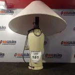 LOTE 181 - 01 ABAJUR COM BASE DE PORCELANA E CÚPULA (LAMP). (NO ESTADO EM QUE SE ENCONTRA. SUJEITO A AVARIAS OCULTAS/VISÍVEIS.) AV9390U