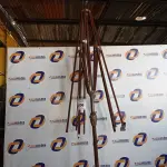 LOTE 206 - 01 ARMAÇÃO DE OMBRELONE SEM O TOLDO COM BASE DE CONCRETO (UMBRELLA). (NO ESTADO EM QUE SE ENCONTRA. SUJEITO A AVARIAS OCULTAS/VISÍVEIS.) BH1533X