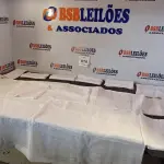 LOTE 078 - 01 TOALHA DE MESA EM LINHO NA COR BRANCA COM 11 GUARDANAPOS DE LINHO. (NO ESTADO EM QUE SE ENCONTRA) ATENÇÃO! FAZER A VISITAÇÃO ANTES DE ARREMATAR, NÃO SABEMOS SE FUNCIONA. LEILÃO NÃO TEM GARANTIA E NEM DEVOLUÇÃO, SUJEITO A POSSÍVEIS AVARIAS VISÍVEIS/OCULTAS E/OU AUSÊNCIA DE COMPONENTES.