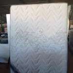 LOTE 190 - 01 COLCHÃO DE CASAL COM BASE (QUEEN BED (MATTRESS+BOX). (NO ESTADO EM QUE SE ENCONTRA. SUJEITO A AVARIAS OCULTAS/VISÍVEIS.) AV9418A SEM TAG NA BASE