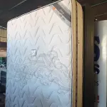 LOTE 210 - 01 COLCHÃO DE CASAL (QUEEN BED (MATTRESS+BOX). (NO ESTADO EM QUE SE ENCONTRA. SUJEITO A AVARIAS OCULTAS/VISÍVEIS.) BF8604J