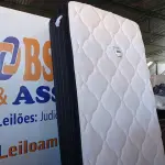 LOTE 080 - 01 COLCHÃO DE SOLTEIRO COM BASE (TWIN BED (MATTRESS+BOX). (NO ESTADO EM QUE SE ENCONTRA. SUJEITO A AVARIAS OCULTAS/VISÍVEIS.) (NO ESTADO EM QUE SE ENCONTRA. SUJEITO A AVARIAS OCULTAS/VISÍVEIS.) AU1873V, BASE SEM TAG