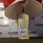 LOTE 191 - 01 ABAJUR COM BASE DE PORCELANA E CÚPULA. (LAMP). (NO ESTADO EM QUE SE ENCONTRA. SUJEITO A AVARIAS OCULTAS/VISÍVEIS.) AV9379U