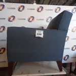 LOTE 226 - 01 POLTRONA AZUL (ARMCHAIR). (NO ESTADO EM QUE SE ENCONTRA. SUJEITO A AVARIAS OCULTAS/VISÍVEIS.) 0000058