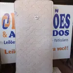 LOTE 274 - 01 COLCHÃO DE SOLTEIRO COM BASE (TWIN MATTRESS). (NO ESTADO EM QUE SE ENCONTRA. SUJEITO A AVARIAS OCULTAS/VISÍVEIS.) BJ7373X, BASE SEM TAG.
