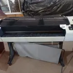 LOTE 066 - 01 IMPRESSORA PLOTTER DESIGNJET T1300 MARCA HP (PRINTER PLOTTER). (NO ESTADO EM QUE SE ENCONTRA. SUJEITO A AVARIAS OCULTAS/VISÍVEIS.) AV9715A