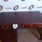 LOTE 172 - 01 MESA EM MADEIRA COM 2 GAVETAS (OFFICE TABLE). (NO ESTADO EM QUE SE ENCONTRA. SUJEITO A AVARIAS OCULTAS/VISÍVEIS.) BF8636T