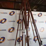 LOTE 206 - 01 ARMAÇÃO DE OMBRELONE SEM O TOLDO COM BASE DE CONCRETO (UMBRELLA). (NO ESTADO EM QUE SE ENCONTRA. SUJEITO A AVARIAS OCULTAS/VISÍVEIS.) BH1533X