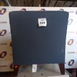 LOTE 224 - 01 POLTRONA AZUL (ARMCHAIR). (NO ESTADO EM QUE SE ENCONTRA. SUJEITO A AVARIAS OCULTAS/VISÍVEIS.) 0000058