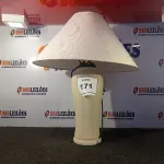 LOTE 171 - 01 ABAJUR COM BASE DE PORCELANA E CÚPULA. (LAMP) (NO ESTADO EM QUE SE ENCONTRA. SUJEITO A AVARIAS OCULTAS/VISÍVEIS.) AV9390X