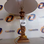 LOTE 234 - 01 ABAJUR COM CÚPULA (LAMP). (NO ESTADO EM QUE SE ENCONTRA. SUJEITO A AVARIAS OCULTAS/VISÍVEIS.) AV9801V