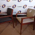 LOTE 167 - 02 CADEIRAS EM MADEIRA ESTOFADAS (CHAIRS). (NO ESTADO EM QUE SE ENCONTRA. SUJEITO A AVARIAS OCULTAS/VISÍVEIS.)0000074 ,0000066