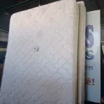 LOTE 180 - 01 COLCHÃO DE CASAL COM BASE QUEEN BED (MATTRESS+BOX). (NO ESTADO EM QUE SE ENCONTRA. SUJEITO A AVARIAS OCULTAS/VISÍVEIS.) AV9906K - AV9844D