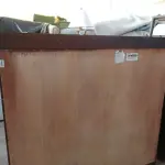 LOTE 188 - 01 ESTANTE EM MADEIRA (HUTCH). (NO ESTADO EM QUE SE ENCONTRA. SUJEITO A AVARIAS OCULTAS/VISÍVEIS.) AV9508S