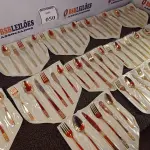 LOTE 050 - 01 FAQUEIRO DOURADO COM 12 COLHERES DE SOPA, 12 GARFOS DE MESA, 12 FACAS DE MESA, 12 GARFOS PEIXE, 12 FACAS PEIXES, 12 COLHERES DE SOBREMESA, 12 COLHERES DE SORVETE, 01 COLHER AÇUCAREIRO, 01 FACA MANTEIGUEIRA, 12 COLHERES DE SOBREMESA, 12 GARFOS DE SOBREMESA, 12 COLHERES DE CAFÉ, 01 COLHER E 01 GARFO PARA SALADA, 01 CONCHA PEQUENA E 01 ESPÁTULA. (NO ESTADO EM QUE SE ENCONTRA) ATENÇÃO! FAZER A VISITAÇÃO ANTES DE ARREMATAR, NÃO SABEMOS SE FUNCIONA. LEILÃO NÃO TEM GARANTIA E NEM DEVOLUÇÃO, SUJEITO A POSSÍVEIS AVARIAS VISÍVEIS/OCULTAS E/OU AUSÊNCIA DE COMPONENTES.  
