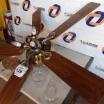 LOTE 129 - 01 VENTILADOR DE TETO COM PALETAS EM MADEIRA MARCA HUNTER) (1 WITH CEILING FANS). (NO ESTADO EM QUE SE ENCONTRA. SUJEITO A AVARIAS OCULTAS/VISÍVEIS.)000057