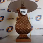 LOTE 193 - 01 ABAJUR COM CÚPULA. (LAMP). (NO ESTADO EM QUE SE ENCONTRA. SUJEITO A AVARIAS OCULTAS/VISÍVEIS.) AV9579R