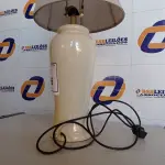 LOTE 076 - 01 ABAJUR COM BASE DE PORCELANA E CÚPULA (LAMP). (NO ESTADO EM QUE SE ENCONTRA. SUJEITO A AVARIAS OCULTAS/VISÍVEIS.) AV9390W