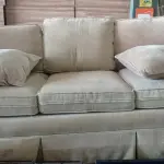 LOTE 223 - 01 SOFÁ 3 LUGARES (SOFÁ). (NO ESTADO EM QUE SE ENCONTRA. SUJEITO A AVARIAS OCULTAS/VISÍVEIS.) AV9934W