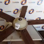 LOTE 152 - 01 VENTILADOR DE TETO COM PALETAS EM MADEIRA MARCA HUNTER) (1 WITH CEILING FANS). (NO ESTADO EM QUE SE ENCONTRA. SUJEITO A AVARIAS OCULTAS/VISÍVEIS.)0000057