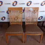 LOTE 204 - 02 CADEIRAS EM MADEIRA ESTOFADAS (CHAIR). (NO ESTADO EM QUE SE ENCONTRA. SUJEITO A AVARIAS OCULTAS/VISÍVEIS.) BF8529D, BF8530G