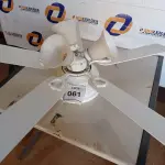 LOTE 061 - 01 VENTILADOR DE TETO COM 05 PALETAS EM MADEIRA NA COR BRANCA SEM MARCA APARENTE COM 03 LÂMPADAS (1WITH CEILING FANS). (NO ESTADO EM QUE SE ENCONTRA. SUJEITO A AVARIAS OCULTAS/VISÍVEIS.)