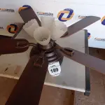 LOTE 189 - 01 VENTILADOR DE TETO COM PALETAS EM MADEIRA (1 WITH CEILING FANS). (NO ESTADO EM QUE SE ENCONTRA. SUJEITO A AVARIAS OCULTAS/VISÍVEIS.)0000057