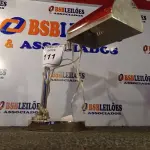 LOTE 111 - 01 ABAJUR DE MESA BASE CROMADA COM LÂMPADA BIVOLT (LAMP). (NO ESTADO EM QUE SE ENCONTRA. SUJEITO A AVARIAS OCULTAS/VISÍVEIS.) AU2247E