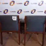LOTE 103 - 02 CADEIRAS EM MADEIRA COM ESTOFADO CINZA (OFFICE CHAIR).  (NO ESTADO EM QUE SE ENCONTRA. SUJEITO A AVARIAS OCULTAS/VISÍVEIS.)0000074