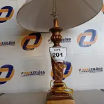 LOTE 201 - 01 ABAJUR COM CÚPULA. (LAMP) (NO ESTADO EM QUE SE ENCONTRA. SUJEITO A AVARIAS OCULTAS/VISÍVEIS.) AV9512G