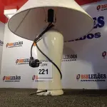 LOTE 221 - 01 ABAJUR COM BASE DE PORCELANA E CÚPULA (LAMP). (NO ESTADO EM QUE SE ENCONTRA. SUJEITO A AVARIAS OCULTAS/VISÍVEIS.) (NO ESTADO EM QUE SE ENCONTRA. SUJEITO A AVARIAS OCULTAS/VISÍVEIS.) AV9506N