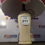 LOTE 211 - 01 ABAJUR COM BASE DE PORCELANA E CÚPULA. (LAMP) (NO ESTADO EM QUE SE ENCONTRA. SUJEITO A AVARIAS OCULTAS/VISÍVEIS.) (NO ESTADO EM QUE SE ENCONTRA. SUJEITO A AVARIAS OCULTAS/VISÍVEIS.) AV9390T