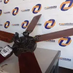 LOTE 163 - 01 VENTILADOR DE TETO COM PALETAS EM MADEIRA MARCA HUNTER) (1 WITH CEILING FANS). (NO ESTADO EM QUE SE ENCONTRA. SUJEITO A AVARIAS OCULTAS/VISÍVEIS.) 0000057