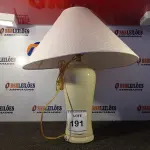 LOTE 191 - 01 ABAJUR COM BASE DE PORCELANA E CÚPULA. (LAMP). (NO ESTADO EM QUE SE ENCONTRA. SUJEITO A AVARIAS OCULTAS/VISÍVEIS.) AV9379U
