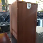 LOTE 184 - 01 ARQUIVO EM MADEIRA COM 4 GAVETAS EM AÇO (CABINET FILE). (NO ESTADO EM QUE SE ENCONTRA. SUJEITO A AVARIAS OCULTAS/VISÍVEIS.) 000071