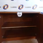 LOTE 166 - 01 ARMÁRIO EM MADEIRA 2 PORTAS (CABINET). (NO ESTADO EM QUE SE ENCONTRA. SUJEITO A AVARIAS OCULTAS/VISÍVEIS.)0000073