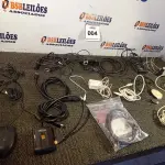 LOTE 004 - 01 LOTE COM 08 TECLADOS, 04 MOUSES, 02 BASES PARA MONITOR, 01 CARREGADOR PARA NOTEBOOK 16V, 01 LEITOR DE CARTÃO INTELIGENTE, 03 LEITORES/CODIFICADORES DE CARTÃO, 02 LEITORES BIOMÉTRICO E 01 WEBCAM LOGITECH. (NO ESTADO EM QUE SE ENCONTRA. SUJEITO A AVARIAS OCULTAS/VISÍVEIS.)0000044