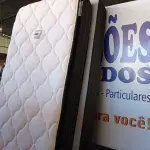 LOTE 080 - 01 COLCHÃO DE SOLTEIRO COM BASE (TWIN BED (MATTRESS+BOX). (NO ESTADO EM QUE SE ENCONTRA. SUJEITO A AVARIAS OCULTAS/VISÍVEIS.) (NO ESTADO EM QUE SE ENCONTRA. SUJEITO A AVARIAS OCULTAS/VISÍVEIS.) AU1873V, BASE SEM TAG
