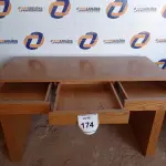 LOTE 174 - 01 MESA EM MADEIRA COM 3 GAVETAS (OFFICE TABLE). (NO ESTADO EM QUE SE ENCONTRA. SUJEITO A AVARIAS OCULTAS/VISÍVEIS.) BF8524D