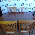 LOTE 176 - 01 MESA EM MADEIRA COM 6 CADEIRAS (DINING TABLE E CHAIR). (NO ESTADO EM QUE SE ENCONTRA. SUJEITO A AVARIAS OCULTAS/VISÍVEIS.) AV9855F, AV9918R, AV9599S, AV9918P, AV9599P, AV9599N, AV9599R
