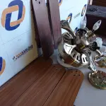 LOTE 157 - 01 VENTILADOR DE TETO COM PALETAS EM MADEIRA MARCA HUNTER (1 WITH CEILING FANS). (NO ESTADO EM QUE SE ENCONTRA. SUJEITO A AVARIAS OCULTAS/VISÍVEIS.) 0000057
