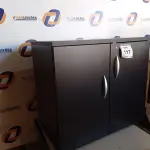 LOTE 117 - 01 ARMÁRIO EM MADEIRA 02 PORTAS (CABINET). (NO ESTADO EM QUE SE ENCONTRA. SUJEITO A AVARIAS OCULTAS/VISÍVEIS.) 0000050