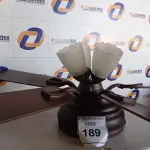 LOTE 189 - 01 VENTILADOR DE TETO COM PALETAS EM MADEIRA (1 WITH CEILING FANS). (NO ESTADO EM QUE SE ENCONTRA. SUJEITO A AVARIAS OCULTAS/VISÍVEIS.)0000057