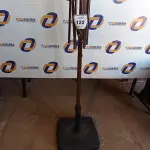 LOTE 122 - 01 ARMAÇÃO DE OMBRELONE SEM O TOLDO COM BASE DE CONCRETO (UMBRELLA). (NO ESTADO EM QUE SE ENCONTRA. SUJEITO A AVARIAS OCULTAS/VISÍVEIS.) BH1540J