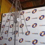 LOTE 187 - 01 ARMAÇÃO DE OMBRELONE SEM O TOLDO COM BASE DE CONCRETO (UMBRELLA). (NO ESTADO EM QUE SE ENCONTRA. SUJEITO A AVARIAS OCULTAS/VISÍVEIS.) BH1552V