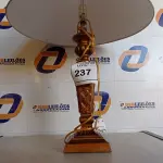 LOTE 237 - 01 ABAJUR COM CÚPULA (LAMP). (NO ESTADO EM QUE SE ENCONTRA. SUJEITO A AVARIAS OCULTAS/VISÍVEIS.) AV9325W