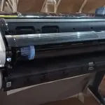 LOTE 066 - 01 IMPRESSORA PLOTTER DESIGNJET T1300 MARCA HP (PRINTER PLOTTER). (NO ESTADO EM QUE SE ENCONTRA. SUJEITO A AVARIAS OCULTAS/VISÍVEIS.) AV9715A
