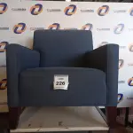 LOTE 226 - 01 POLTRONA AZUL (ARMCHAIR). (NO ESTADO EM QUE SE ENCONTRA. SUJEITO A AVARIAS OCULTAS/VISÍVEIS.) 0000058