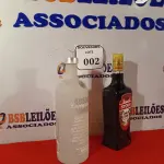 LOTE 002 - 01 GARRAFA DE VODKA ABSOLUT VANILIA 1L E 01 GARRAFA DE LICOR STOCK CREME DE CASSIS 720ML. (NO ESTADO EM QUE SE ENCONTRA) ATENÇÃO! FAZER A VISITAÇÃO ANTES DE ARREMATAR, NÃO SABEMOS SE FUNCIONA. LEILÃO NÃO TEM GARANTIA E NEM DEVOLUÇÃO, SUJEITO A POSSÍVEIS AVARIAS VISÍVEIS/OCULTAS E/OU AUSÊNCIA DE COMPONENTES.